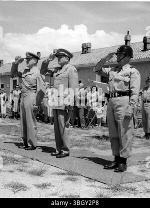 Le chef d'état-major de l'armée AMÉRICAINE, le général Lawton Collins (au centre), reçoit le salut militaire lors d'un défilé de confiance en son honneur. Sur la gauche se trouve le général Edmund B. Sebree. - - - - 5 juin 1955 Banque D'Images