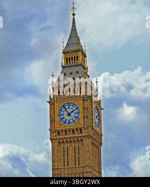 Gros plan sur la face de l'horloge de la tour Elizabeth et Spire contre un ciel sombre. Aussi connu sous le nom de Big Ben qui est le nom de la cloche située dans l'horloge Banque D'Images