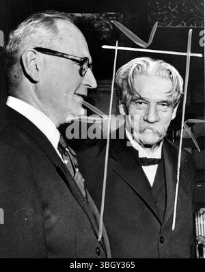 Albert Schweitzer (à droite), est à Oslo pour prononcer son discours d'acceptation pour le prix Nobel de la paix 1953, discute avec le ministre norvégien des Affaires étrangères Halvard Lange lors d'un déjeuner à l'ambassade de France. 6 novembre 1954 Banque D'Images