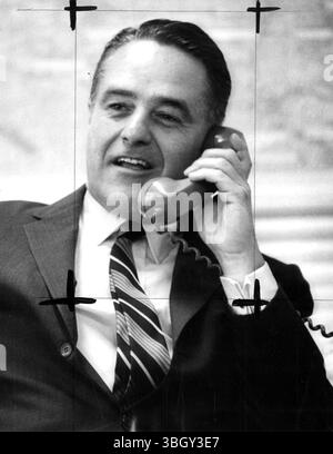 Le directeur du corps de la paix, Sargent Shriver, le montre occupé à parler au téléphone. 26 septembre 1963 Banque D'Images