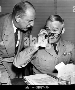 Le chef d'état-major de l'armée, le général J. Lawton Collins (à droite), s'entretient avec le sénateur Richard B. Russell, président du comité mixte des services armés et des relations étrangères du sénat, alors qu'il se prépare à témoigner sur l'enquête sur le destitution de MacArthur. 26 mai 1951 Banque D'Images