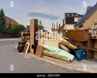 La maison est débarrassée des déchets encombrants à vendre Banque D'Images