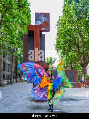 Imperial College Londres, Royaume-Uni. 06 juin 2025. A la veille du grand festival de la route de l'exposition, un costume de papillon coloré inmense a été dévoilé par l'Imperial College, 4 Mt d'ailes de haut, en préparation du festival Butterflys Carnival 6-7 mai Exhibition Road.Paul Quezada-Neiman/Alamy Live News Credit : Paul Quezada-Neiman/Alamy Live News Banque D'Images
