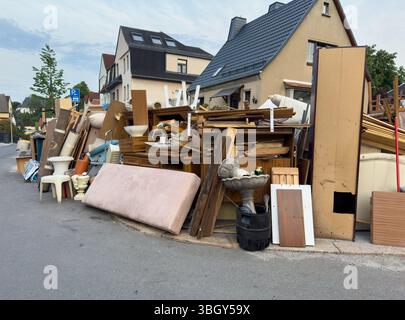 La maison est débarrassée des déchets encombrants à vendre Banque D'Images