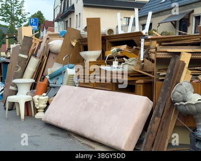 Les meubles de déchets encombrants sont dans la rue pour le recyclage au centre de recyclage Banque D'Images