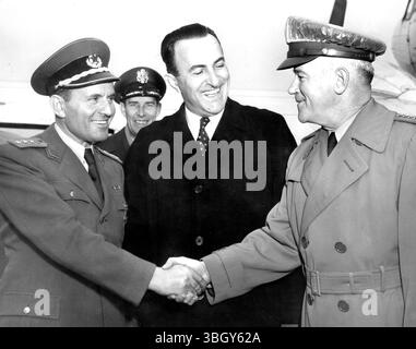 Le chef de l'armée yougoslave arrive. Le colonel général Peko Dapcevic (à gauche) , chef d'état-major de l'armée yougoslave, est accueilli par le général J. Lawton Collins (à droite), chef d'état-major de l'armée américaine, alors qu'il est arrivé à l'aéroport national aujourd'hui au centre de l'armée yougoslave, l'ambassadeur de Yougoslavie Vladimir Popovic. 12 mars 1953 Banque D'Images
