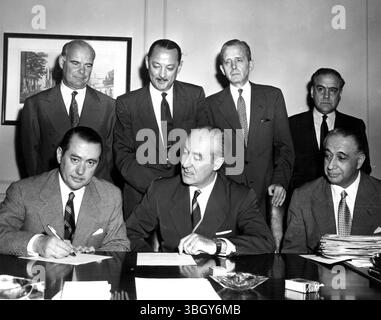 Un accord de prêt de 30 millions de dollars à l'Espagne est ratifié au siège social de la banque Chase Manhattan à New York. De gauche à droite (assis) : Jose Antonio Montes Peres, Don Jose M. de Areilza et Ignacio Munox-Rojas. (Retour) Frank T. Ryan, Alfred W. Barth, Charles V. Sheehan et G. Butler. 27 juillet 1955 Banque D'Images
