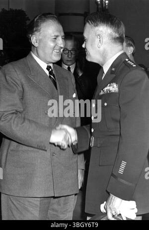 Le général Lawton O. Collins (à droite), chef d'état-major de l'armée américaine, rencontre le ministre italien de la Défense Rudolfo Pacciardi. Banque D'Images