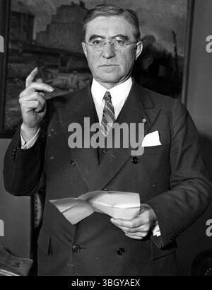 Mesures pour destituer le président. Représentant. Lewis McFadden de Pennsylvanie, a présenté la destitution de Pres Hoover pour « crimes et délits graves » à la Chambre des représentants le 13 décembre. La résolution accusait le Pres Hoover d'avoir usurpé les pouvoirs du Congrès, d'avoir dissipé les ressources financières du pays, d'avoir imposé une mauvaise législation sur le pays, et de nombreuses autres accusations. 13 décembre 1932 Banque D'Images