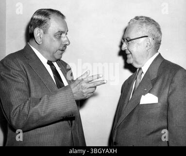 Luis Munoz Marin (à gauche), gouverneur de Porto Rico arrivé à New York pour une visite, s'entretient avec Jose V Trujillo, ambassadeur de l'Équateur aux Nations Unies, dans la suite de Marin à l'hôtel Waldorf Astoria. 10 septembre 1955 Banque D'Images