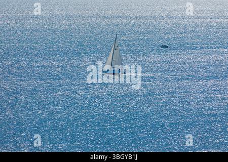 Bateau à voile au large de l'île, Flügge, île de Fehmarn, Schleswig-Holstein, Allemagne Banque D'Images