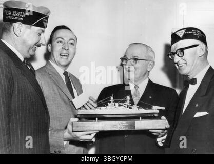 L'ancien président Harry Truman (2e à partir de la droite) est présenté avec un modèle du cuirassé Arizona, après qu'il a fait une contribution à la Fleet Reserve Association, qui sponsorise un mémorial pour le navire Will Stop Arizona a été coulé par les Japonais sous le nom de Pearl Harbor. De gauche à droite : Russell A. Langdon, secrétaire national de la FRA ; Robert E. Fudge, membre de la réserve inactive de la FRA ; Truman ; et Schuyler S. Pyle, secrétaire national aux finances de la FRA. 10 janvier 1959 Banque D'Images
