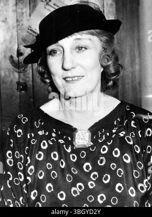 Mme Mae Laurel, qui prétend être la conjointe de fait de Stan Laurel, comédien de cinéma, est photographiée au tribunal de Los Angeles, où elle a demandé une allocation mensuelle temporaire de 1000 $ par mois, en attendant le procès d'une poursuite séparée contre lui. Le tribunal a statué que, puisqu'ils n'ont pas vécu ensemble depuis 1925, elle devrait attendre le procès pour savoir si elle a droit à une allocation. 20 novembre 1936 Banque D'Images