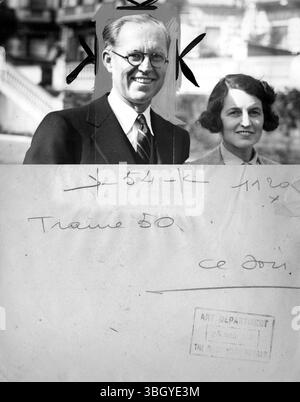 Mme Rose Kennedy, épouse du nouvel ambassadeur des États-Unis à Londres, M. Joseph Patrick Kennedy et 5 de leurs 9 enfants ont rejoint M. Kennedy à l'ambassade américaine à Princes Gate, Londres. Photos : Mme Kennedy avec son mari, M. Joseph P. Kennedy, dans le jardin de l'ambassade américaine à Princes Gate. 16 mars 1938 Banque D'Images