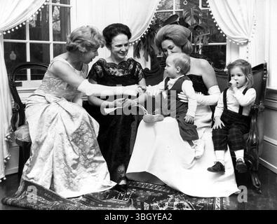 Joan Kennedy, épouse du sénateur Edward Kennedy, présente son fils, Edward M. Jr, Ermalee Udall (à gauche), épouse du secrétaire de l'intérieur, et Mme Abigail McCarthy, épouse du sénateur du Minnesota, à la maison Kennedy. A droite, la fille de Mme Kennedy, Kara. L'occasion était une séance de prise de photos pour montrer les robes que les dames vont bien au 2ème dîner inaugural Salute du démocrate. 14 janvier 1963 Banque D'Images