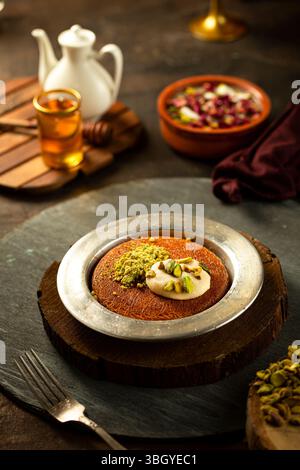 Dessert arabe du moyen-Orient, crème knafeh. Banque D'Images