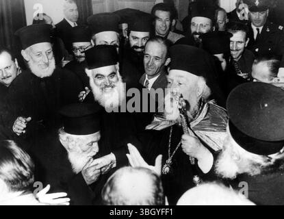 Nouveau primat de Grèce. - - Mgr Iakovos, Métropolite d'Attique, et Megaris, 67 ans, portant son personnel de bureau, est entouré hier de sympathisants à l'intérieur de la cathédrale d'Athènes, après avoir été élu archevêque d'Athènes et de toute la Grèce, succédant à l'archevêque Theoklitos, décédé la semaine dernière. L’élection, par les évêques de l’Église de Grèce, s’est déroulée en conclave secret et a duré près de 6 heures. - - Son élection avait suscité l'opposition de la presse et de certaines organisations religieuses, et des précautions particulières avaient été prises à l'extérieur de la cathédrale pour éviter les incidents. Quelques étudiants en th Banque D'Images