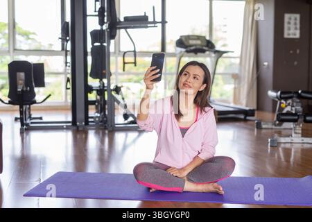 Portrait de femme de fitness asiatique exerçant dans le gymnase Banque D'Images