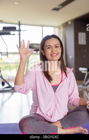 Portrait de femme de fitness asiatique exerçant dans le gymnase Banque D'Images