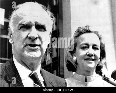 Katharine Graham, éditrice du Washington Post (à droite) et William R. Glendon, avocat, quittent la cour fédérale, où le journal se bat pour la liberté de reprendre la publication d'articles basés sur ce qu'un fonctionnaire du Pentagone a qualifié de "top-secret sensible" de documents liés aux opérations américaines actuelles au Vietnam. 21 juin. Banque D'Images