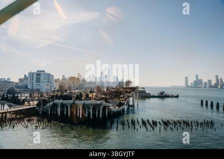 Vue sur Little Island et les gratte-ciel de Manhattan de l'autre côté de la rivière Banque D'Images