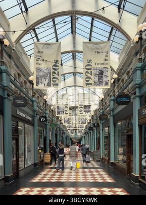 Great Western Arcade dans le centre-ville de Birmingham. Une structure victorienne construite pour couvrir un tronçon de chemin de fer entre les stations de Snow Hill et Moor Street. Banque D'Images