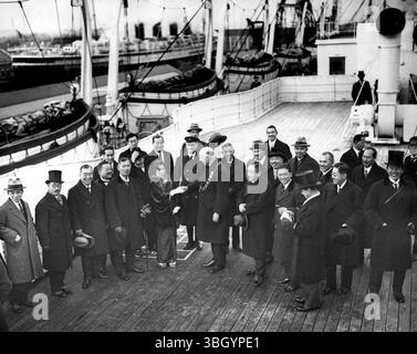 Les délégués japonais à la Conférence navale des cinq puissances qui s'ouvre au palais St James le 21 janvier, sont arrivés à Southampton sur le paquebot Olympic photo montre la délégation reçue par le maire de Southampton à bord du navire Banque D'Images
