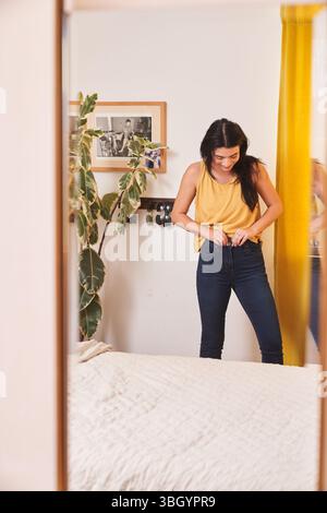 Femme s'habillant en Jean bleu Banque D'Images