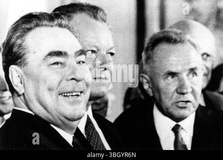 Le secrétaire général du Parti soviétique Leonid I. Brejnev (à gauche), le chancelier ouest-allemand Willy Brandt (au centre) et le premier ministre soviétique Alexei Kosygin posent pour les photographes après la signature du traité germano-soviétique de non-agression à Moscou. 12 août 1970 Banque D'Images