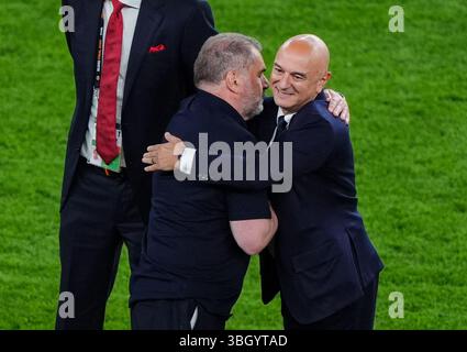 Dossier photo du 21/05/25 d'Ange Postecoglou avec le président Daniel Levy. Tottenham a limogé l'entraîneur-chef Ange Postecoglou, le club de premier League ont annoncé. Date d'émission : vendredi 6 juin 2025. Banque D'Images
