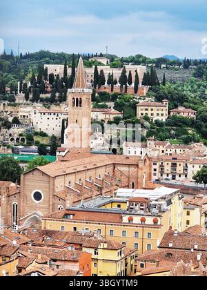Paysage urbain italien historique avec la tour de l'église proéminente et les collines environnantes.Vérone, Italie Banque D'Images