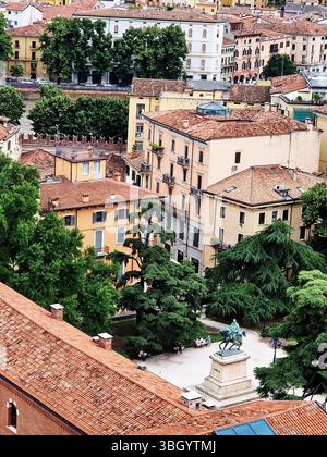 Vue panoramique de la place de la ville avec Monument et bâtiments historiques. Vérone, Italie Banque D'Images