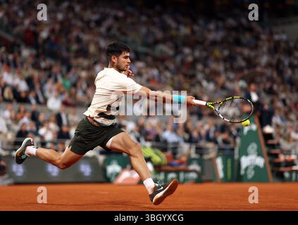 Paris, France. 06 juin 2025. Carlos Alcaraz, d’Espagne, joue contre Lorenzo Musetti, d’Italie, lors de son match de demi-finale à l’Open de France de Tennis à Roland Garros, à Paris, le vendredi 6 juin 2025. Alcaraz accède à la finale après le retrait de Musetti en raison d'une blessure dans le quatrième set. Photo de Maya Vidon-White/UPI crédit : UPI/Alamy Live News Banque D'Images
