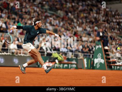 Paris, France. 06 juin 2025. Lorenzo Musetti, d’Italie, joue contre Carlos Alcaraz, d’Espagne, lors de son match de demi-finale à l’Open de France de Tennis à Roland Garros, à Paris, le vendredi 6 juin 2025. Alcaraz accède à la finale après le retrait de Musetti en raison d'une blessure dans le quatrième set. Photo de Maya Vidon-White/UPI crédit : UPI/Alamy Live News Banque D'Images