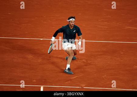 Paris, France. 06 juin 2025. Lorenzo Musetti, d’Italie, joue contre Carlos Alcaraz, d’Espagne, lors de son match de demi-finale à l’Open de France de Tennis à Roland Garros, à Paris, le vendredi 6 juin 2025. Alcaraz accède à la finale après le retrait de Musetti en raison d'une blessure dans le quatrième set. Photo de Maya Vidon-White/UPI crédit : UPI/Alamy Live News Banque D'Images