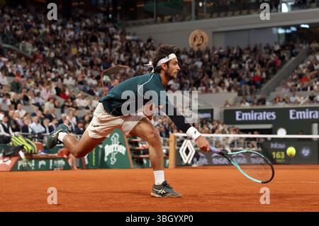 Paris, France. 06 juin 2025. Lorenzo Musetti, d’Italie, joue contre Carlos Alcaraz, d’Espagne, lors de son match de demi-finale à l’Open de France de Tennis à Roland Garros, à Paris, le vendredi 6 juin 2025. Alcaraz accède à la finale après le retrait de Musetti en raison d'une blessure dans le quatrième set. Photo de Maya Vidon-White/UPI crédit : UPI/Alamy Live News Banque D'Images