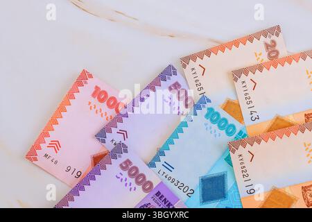 Les billets de banque shilling tanzaniens reposent sur du marbre, mettant en valeur diverses valeurs et des conceptions complexes pour un attrait visuel. Banque D'Images