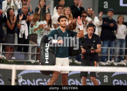 Paris, France. 06 juin 2025. Lorenzo Musetti, d’Italie, fait signe de la vague alors qu’il quitte le court en raison d’une blessure dans le quatrième set contre l’Espagnol Carlos Alcaraz lors de leur match de demi-finale à l’Open de France de Tennis à Roland Garros à Paris, en France, le vendredi 6 juin 2025. Alcaraz avance en finale. Photo de Maya Vidon-White/UPI crédit : UPI/Alamy Live News Banque D'Images