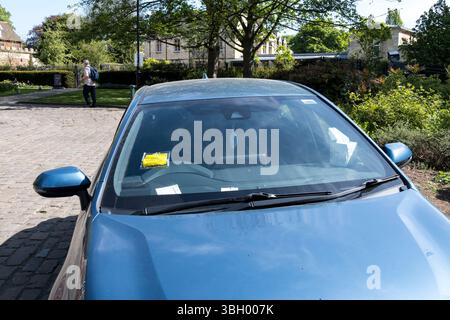 Ticket de parking sur pare-brise de voiture Banque D'Images