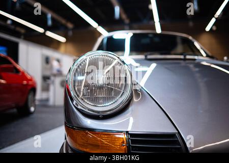 Bloc optique avant Porsche 964 911 Classic. Gros plan, faible profondeur de champ, personne. Banque D'Images
