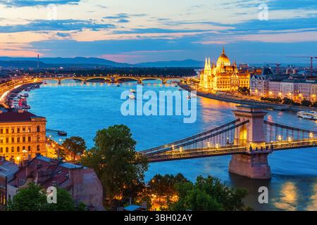 Célèbre Pont des chaînes de Budapest, vue sur les principaux monuments de la Hongrie, belles lumières de nuit. Banque D'Images