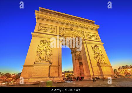 Vue nocturne de l'Arc de Triomphe au centre de la place Charles de Gaulle. Vue de dessous du monument populaire à l'heure bleue et attraction touristique célèbre Banque D'Images