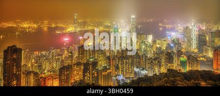 Panorama nocturne de Hong Kong vue panoramique sur les gratte-ciel du port Victoria depuis Victoria Peak. Le pic est la plus haute montagne de l'île de Hong Kong en Chine Banque D'Images
