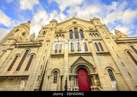 Façade côté gauche et porte de Basilique Sacré-cœur à Montmartre de Paris en France sans personne. Attraction religieuse populaire à Paris ville de Fra Banque D'Images