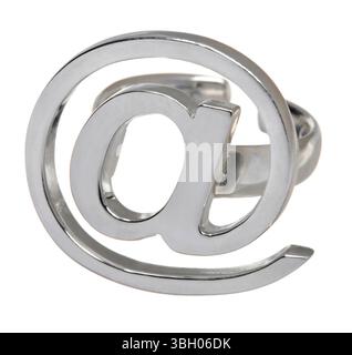 au signe @ anneau photographié sur fond blanc Banque D'Images