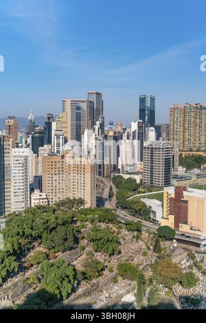 La vue imprenable sur le paysage urbain de Hong Kong plein de gratte-ciel depuis le toit Banque D'Images