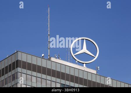 Mercedes-Benz est un constructeur automobile allemand, une division multinationale du constructeur allemand Daimler AG Banque D'Images