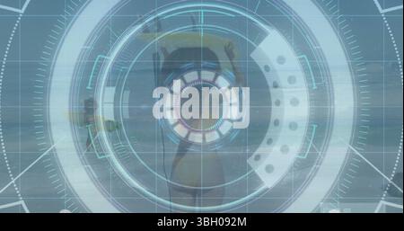 Femme flottante portant un bikini avec des cheveux en chignon se relaxant sur flotteur jaune-vert en mer, superposition HUD Banque D'Images