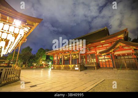 Lanternes en papier illuminées la nuit et le hall principal du sanctuaire Yasaka-Jinja à Kyoto, au Japon. Le sanctuaire de Gion est l'un des sanctuaires les plus célèbres de Kyo Banque D'Images