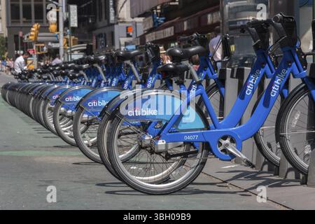 New York - 20 août : plusieurs vélos de vélo de ville garés dans une rangée en attente d'être loués dans le centre-ville de New York le 20 août 2014 à New York, USA, Nord Banque D'Images